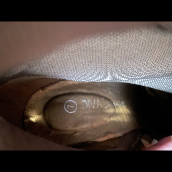 Tan heeled boots with buckles - Picture 7 of 8